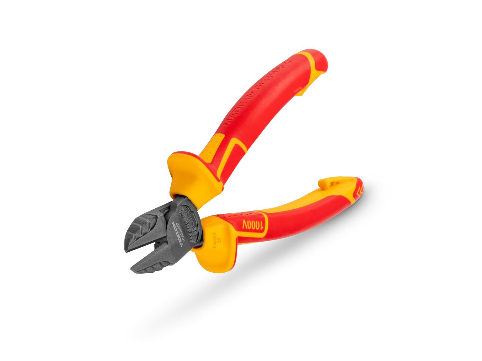 Front-right angle view of Tekton 7inch cutting pliers set. Item #PVC00007