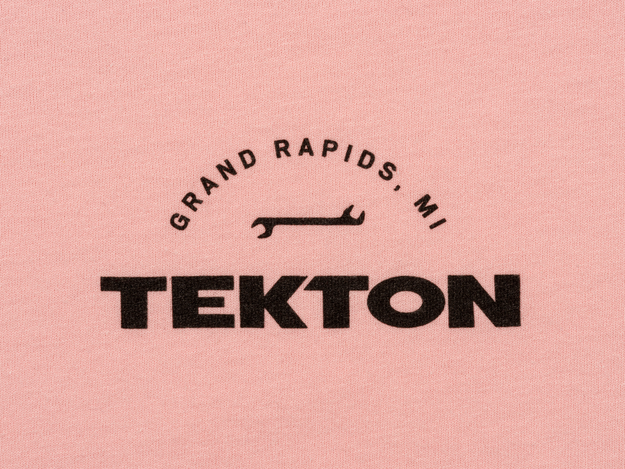 The Tekton unisex t-shirt is made from 100% cotton with an easy tear-away tag at the back of the neck for a smooth, scratchless collar. APG32040.