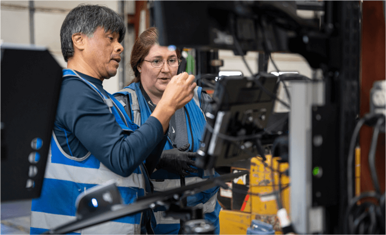 Tekton fulfillment specialist tracking an order on a computer screen.