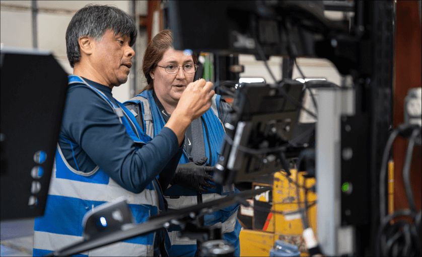 Tekton fulfillment specialist tracking an order on a computer screen.