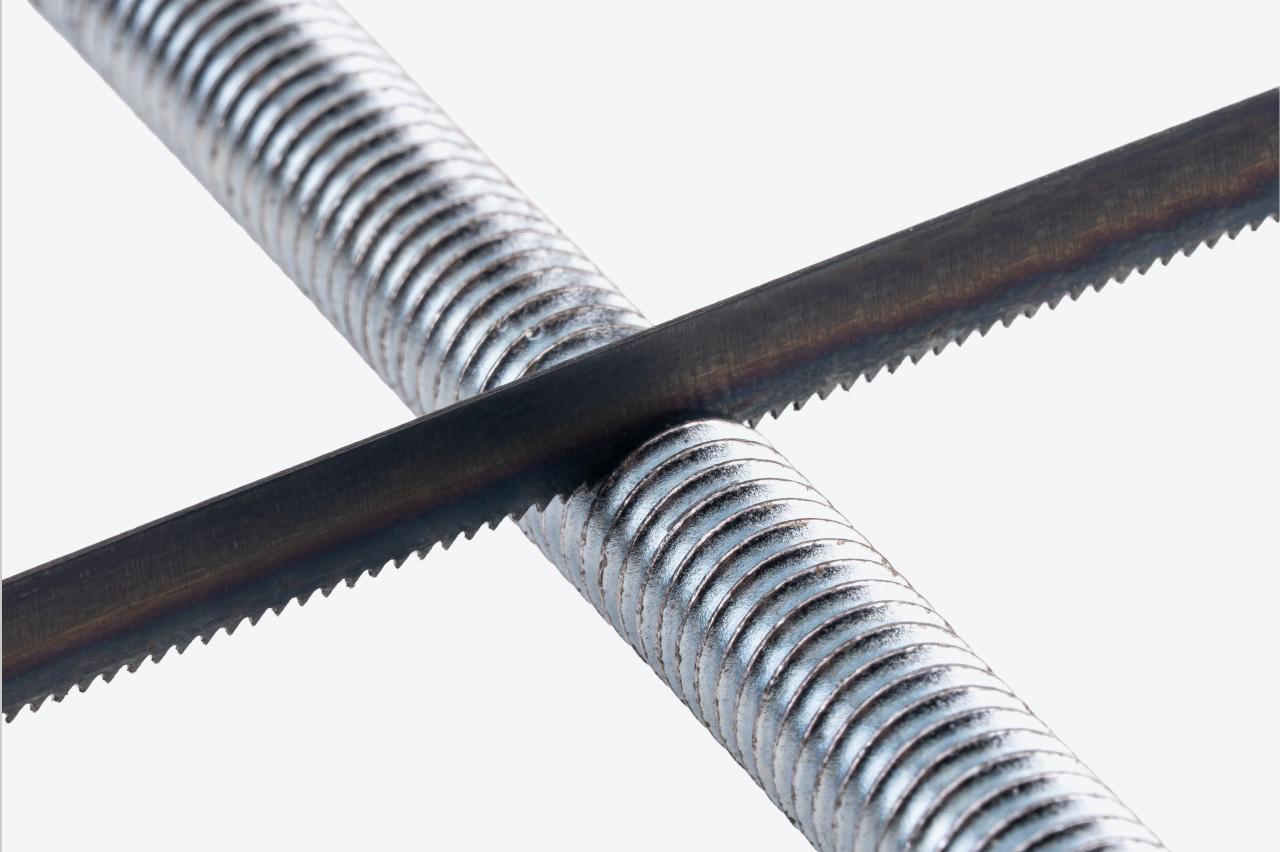 A 25 TPI blade cutting a bolt