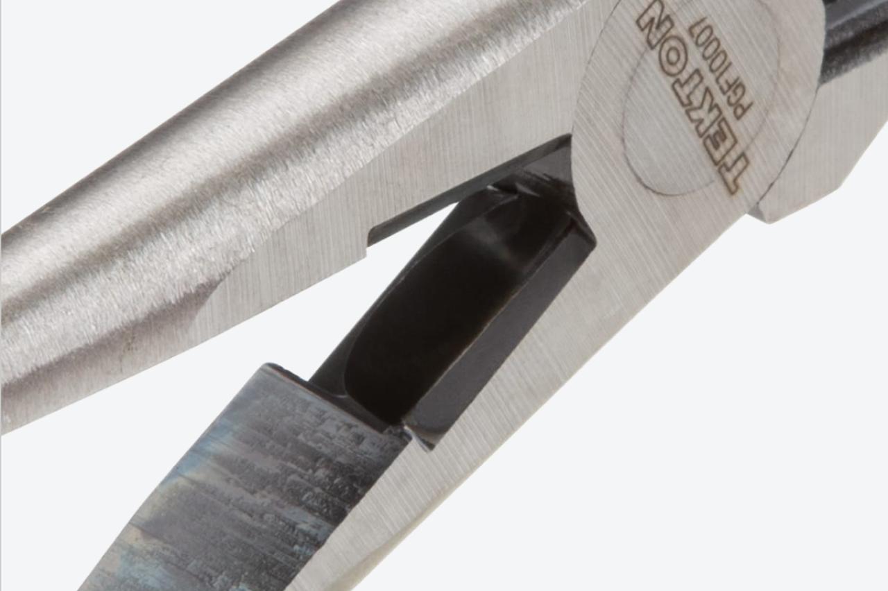 Close-up view of the knife-to-knife cutting jaws