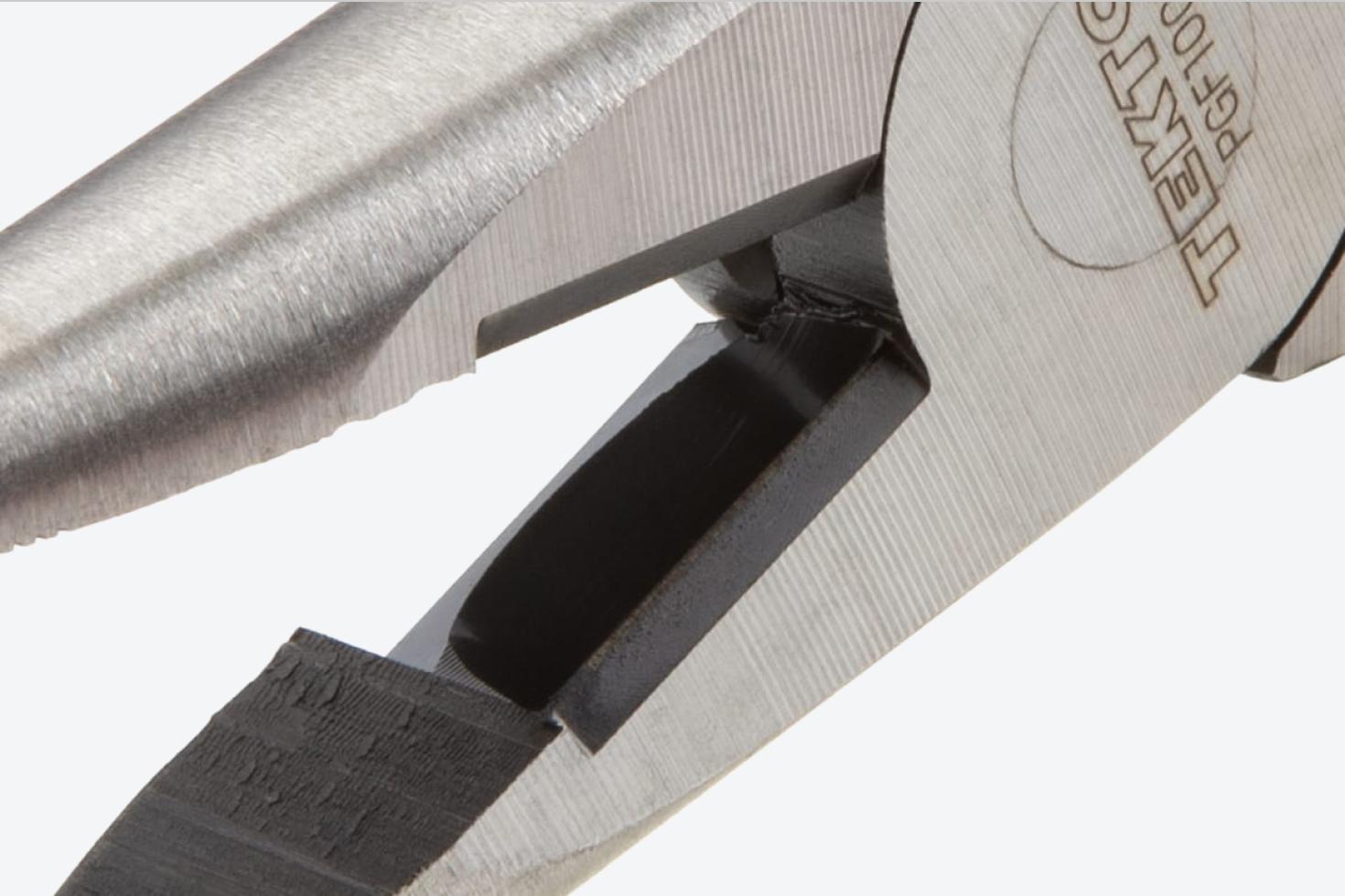 Close-up view of the knife-to-knife cutting jaws