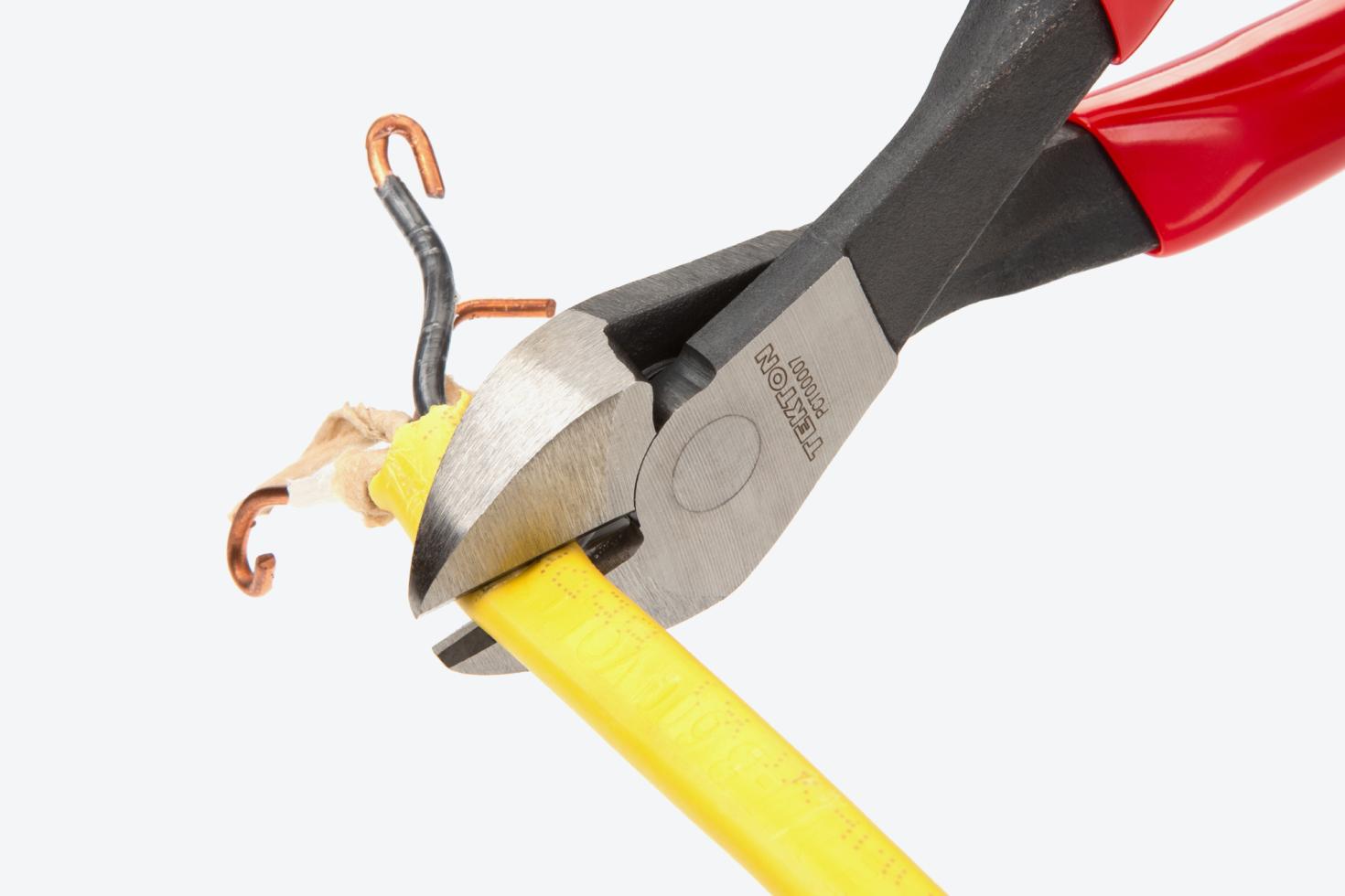 Pliers cutting wire