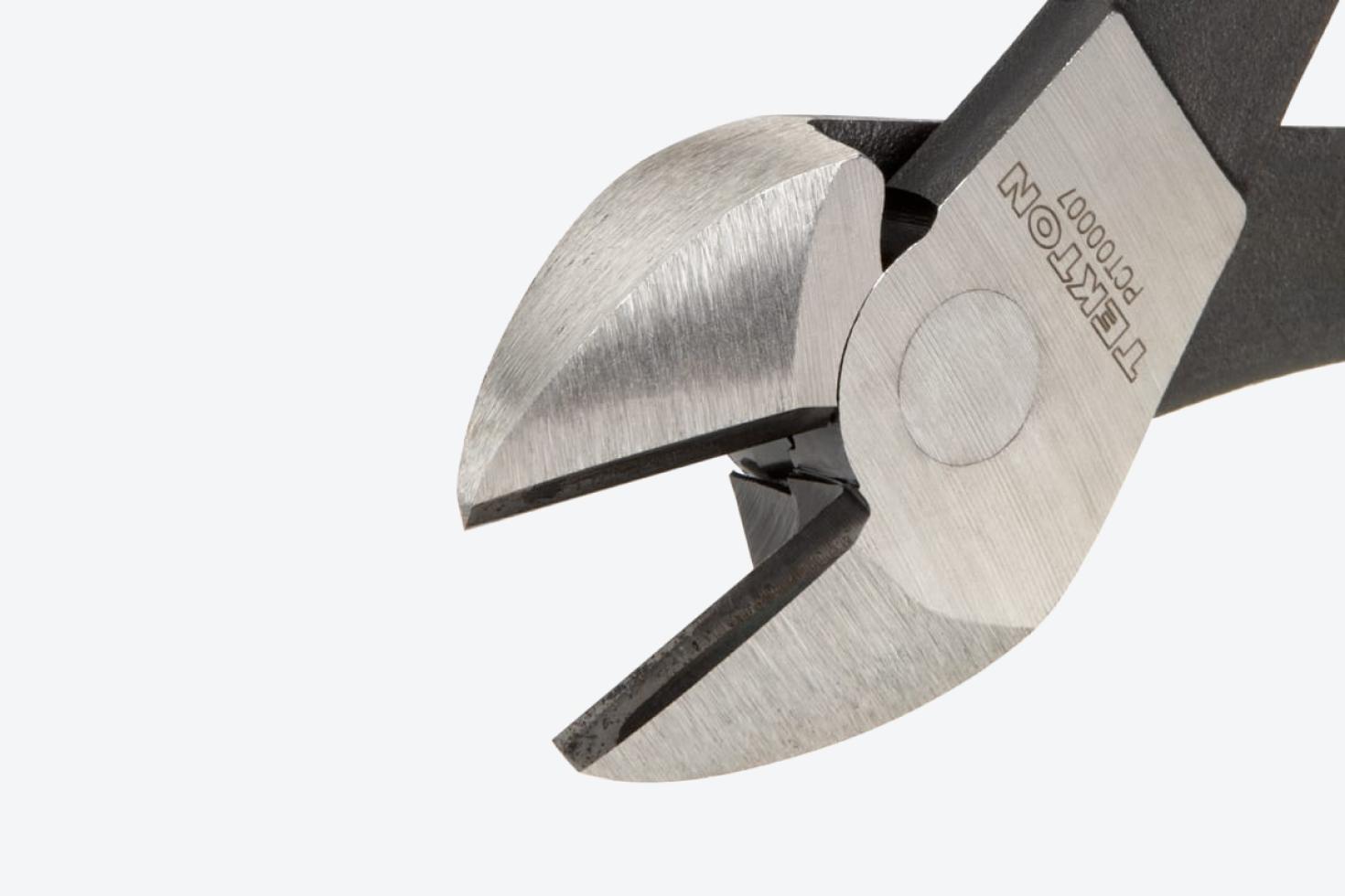 Close-up of the blades on the pliers