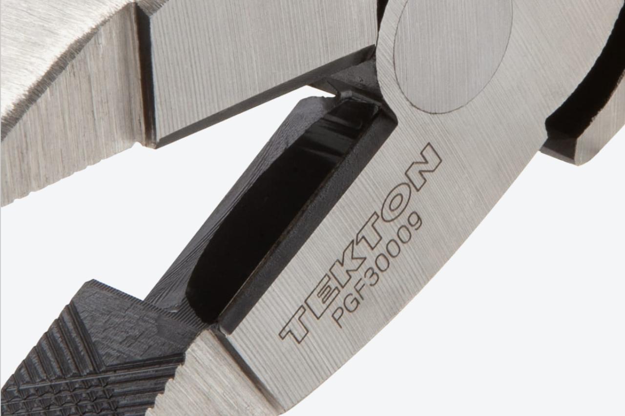 Close-up view of the knife-to-knife cutting jaws
