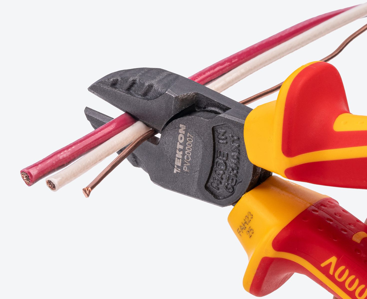 Tekton insulated diagonal cutting pliers #PVC00007 cutting through wires.