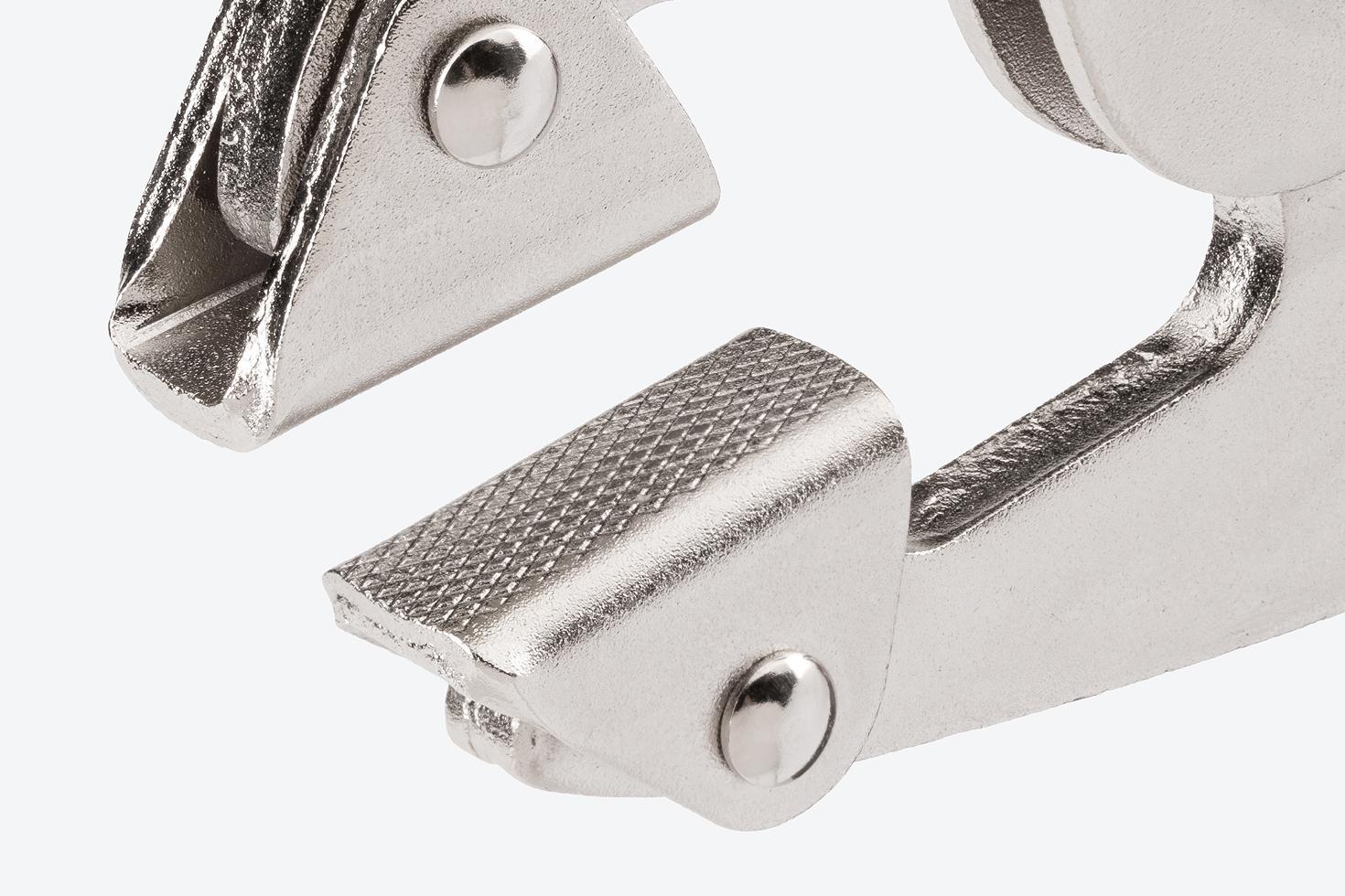 Close-up view of the swivel pads on the clamps.