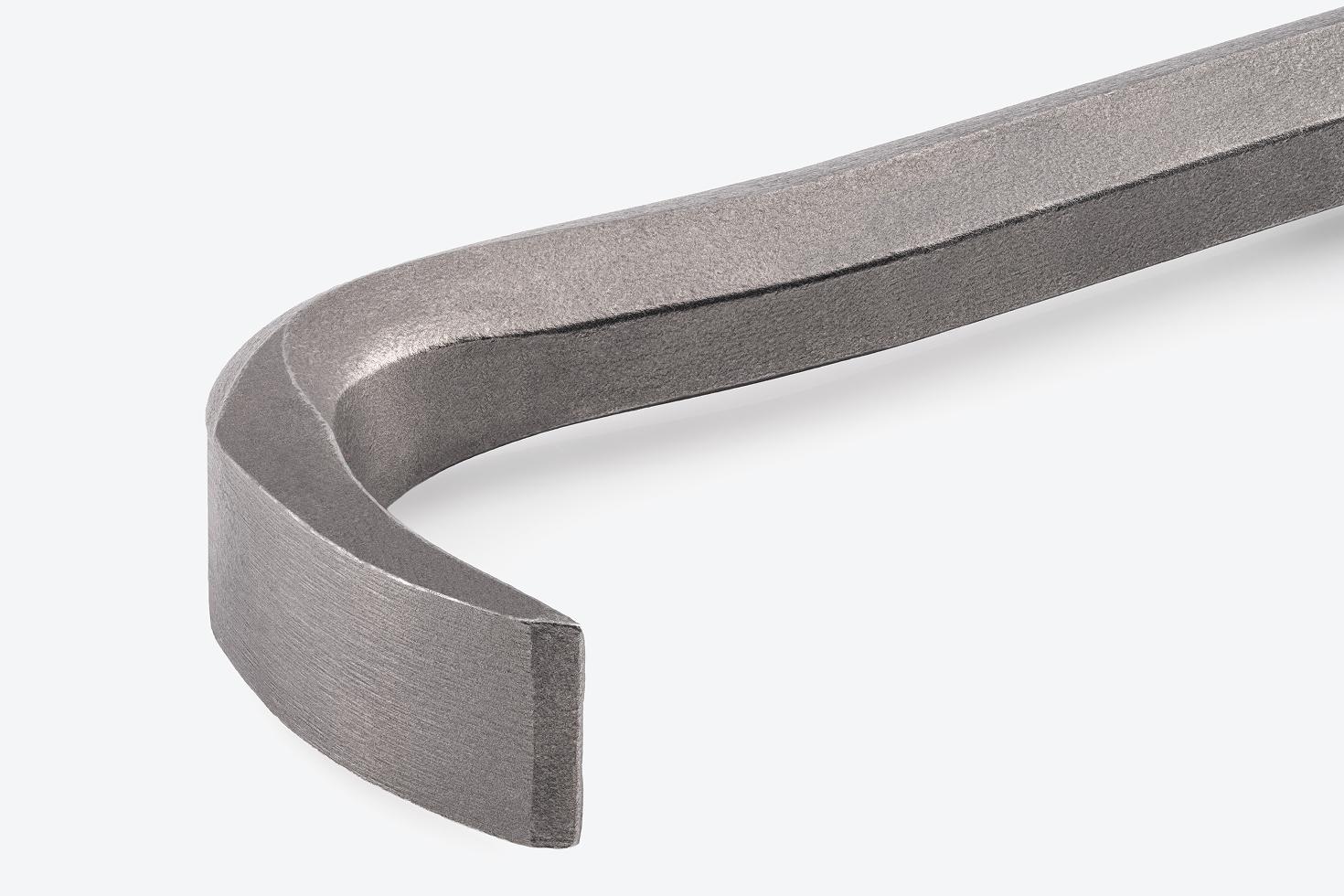 Close-up image of the end of a rolling head alignment pry bar.