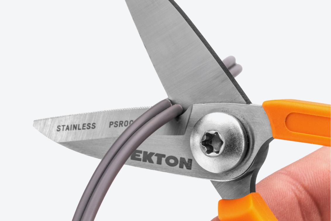 Scissors cutting wire using the cutting notch